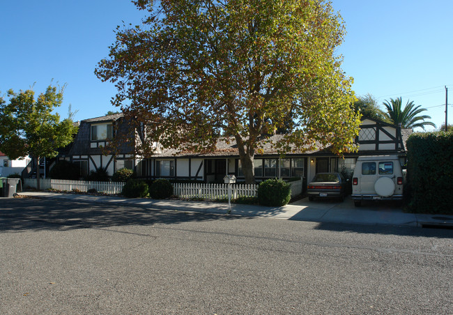 1624 Elm Ave in Solvang, CA - Foto de edificio - Building Photo