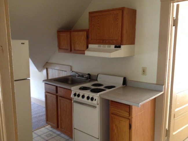 353 Park St, Unit 3 3rd Floor in Bristol, CT - Building Photo - Building Photo