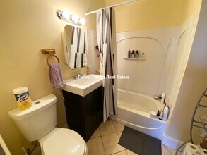 43 Hillside St, Unit 2 in Boston, MA - Foto de edificio - Building Photo