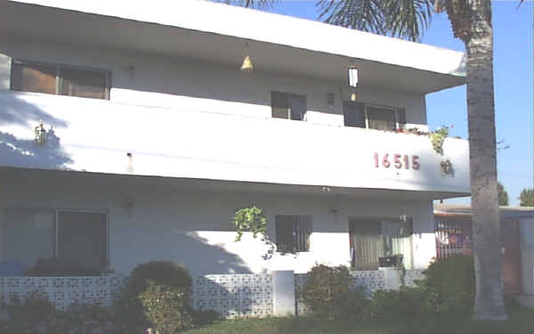 16515 Victory Blvd in Van Nuys, CA - Building Photo