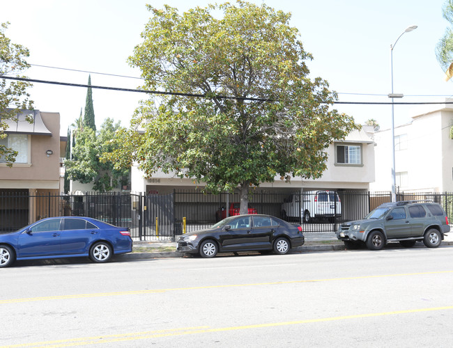 18614 Burbank Blvd in Tarzana, CA - Building Photo - Building Photo