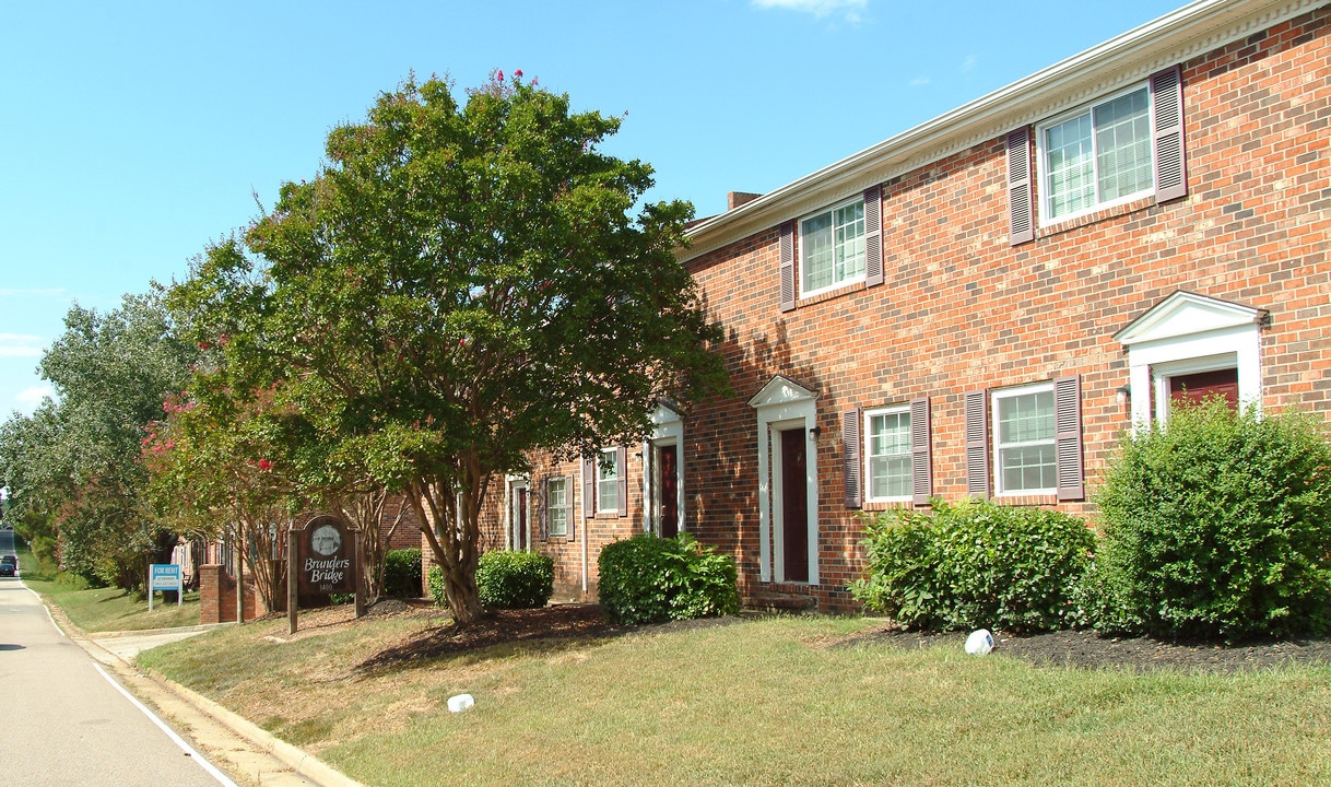 Branders Bridge Apartments in Colonial Heights, VA - Foto de edificio