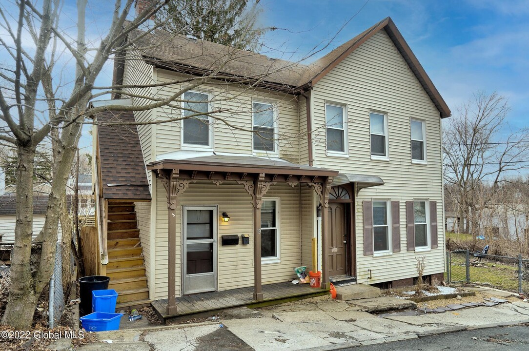 19 Defreest Ave in Troy, NY - Building Photo