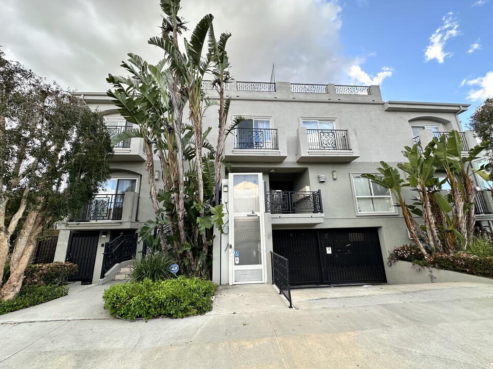 5625 Farmdale Ave in North Hollywood, CA - Building Photo