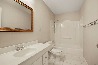 711 E Brick St in Centralia, MO - Foto de edificio - Building Photo