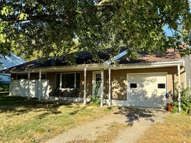 226 Woodland Dr in Hillsboro, OH - Building Photo