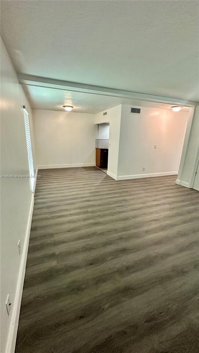 7003 NW 63rd St in Tamarac, FL - Building Photo - Building Photo