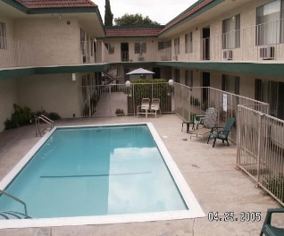 Cedar Villa Apartments in Bellflower, CA - Foto de edificio - Building Photo