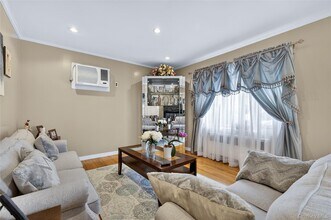 112 Wentworth Ave in Albertson, NY - Building Photo - Building Photo