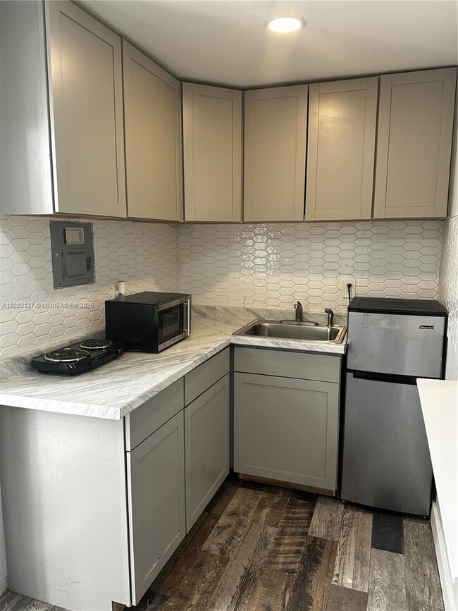6837 SW 39th Terrace in Miami, FL - Building Photo - Building Photo