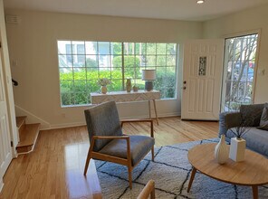 1037 S Longwood Ave in Los Angeles, CA - Foto de edificio - Building Photo