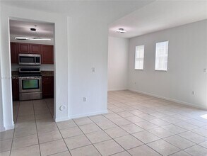 11102 NW 83rd St in Doral, FL - Building Photo - Building Photo