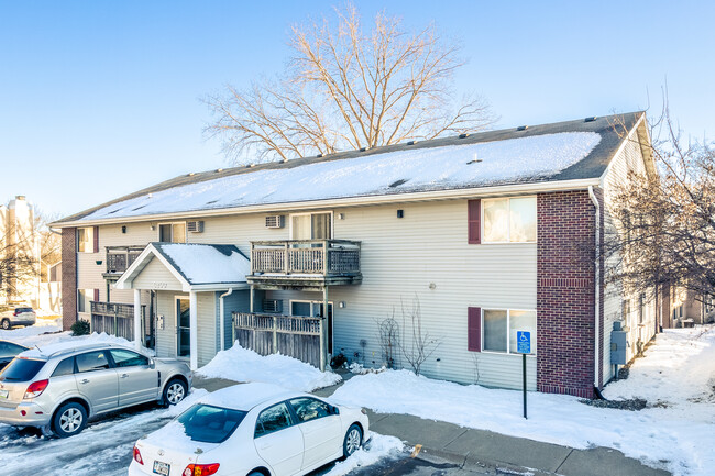 Dakota Apartments in West Des Moines, IA - Foto de edificio - Building Photo