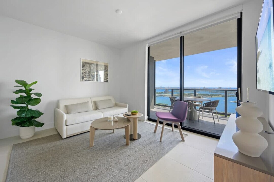 601 NE 1st Ave in Miami, FL - Building Photo