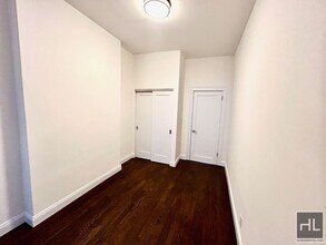E 88 St, Unit 2D in New York, NY - Building Photo - Building Photo