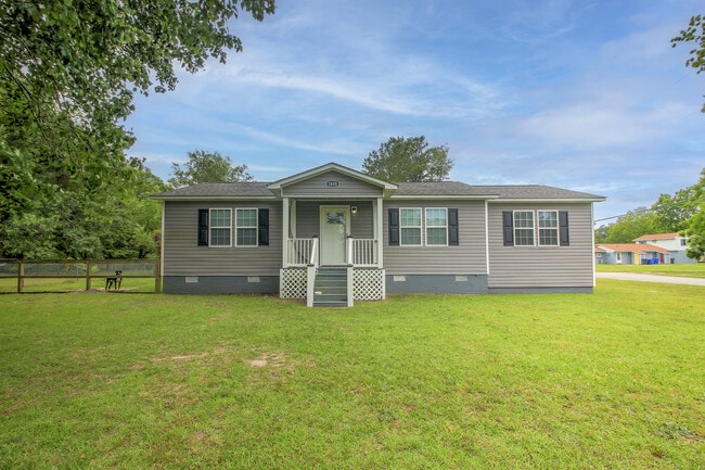 1035 Orange St in Newport, NC - Building Photo - Building Photo