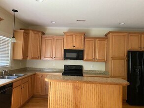 1944B Cambria Dr in Greenville, NC - Building Photo - Building Photo