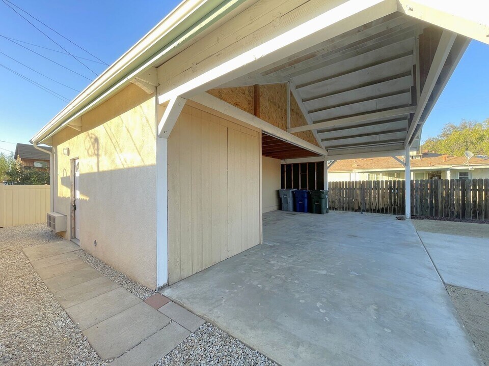 1334 E Brockton Ave in Redlands, CA - Building Photo