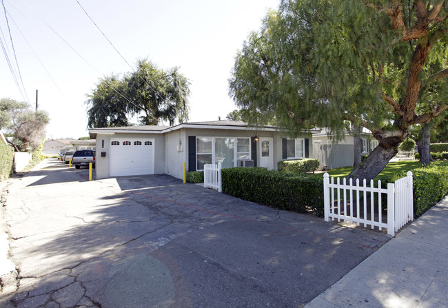 1361 Laurel Ave in Pomona, CA - Foto de edificio - Building Photo