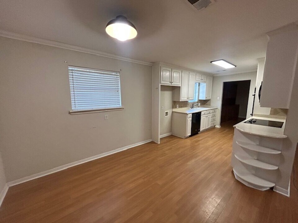 1816 W Spring Valley Rd in Hewitt, TX - Foto de edificio