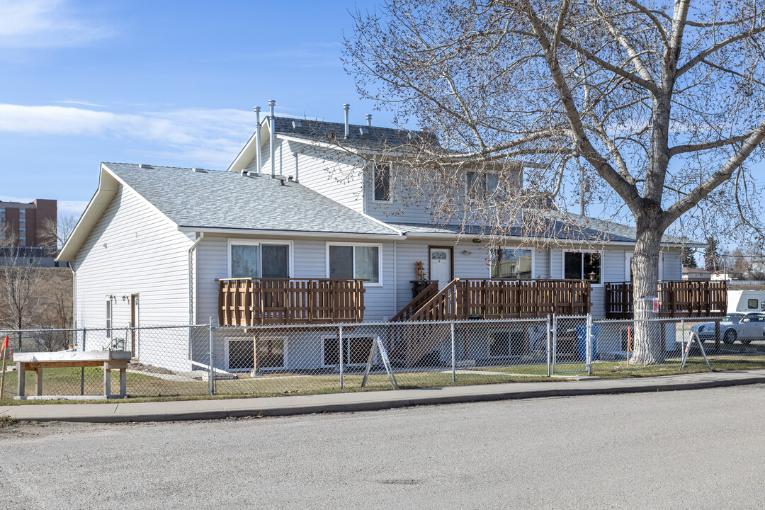 2737B 78 Av SE in Calgary, AB - Building Photo