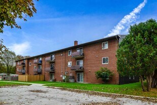99-99 Cartier Rd in London, ON - Building Photo