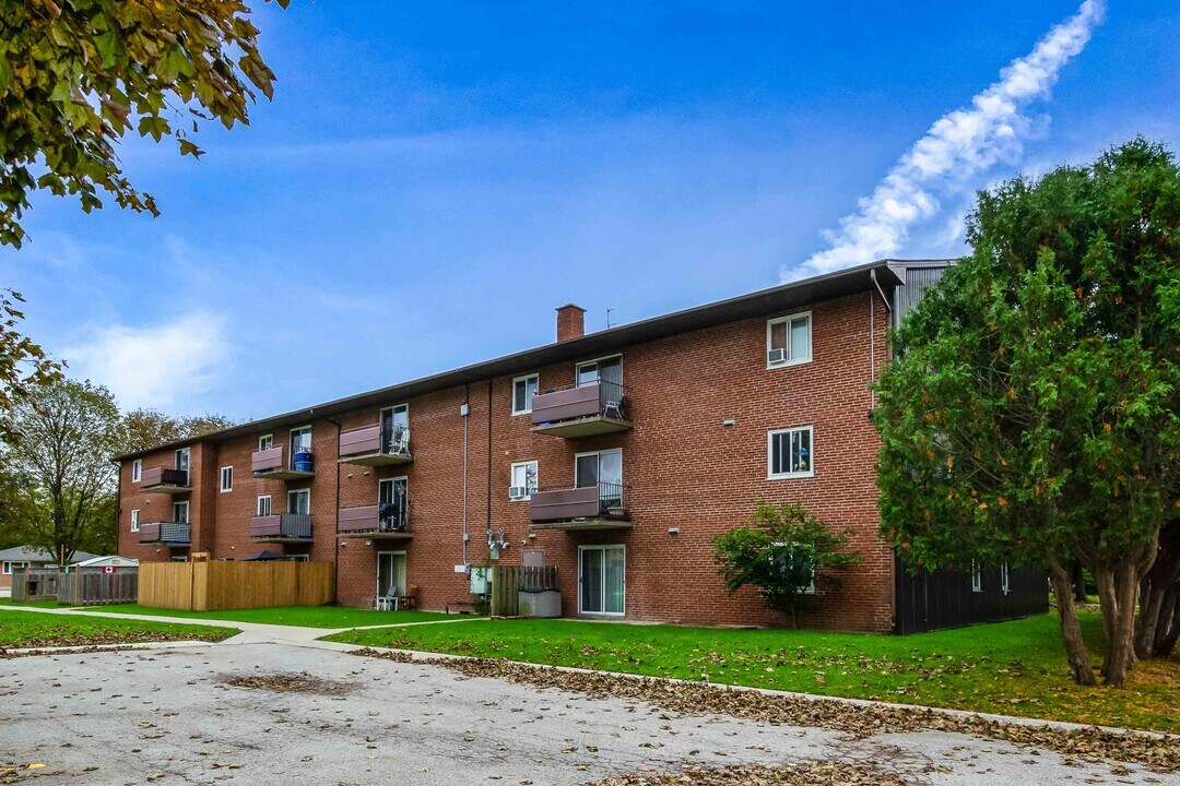 Cartier Road Apartments in London, ON - Building Photo