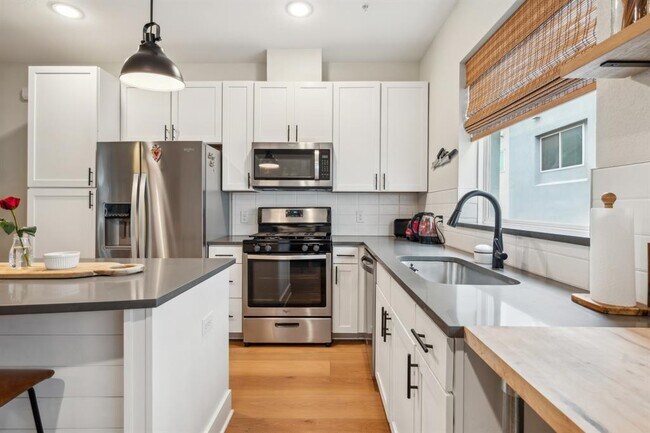 property at 2827 Manor Rd
