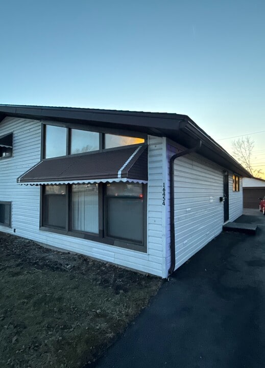 16454 Wolcott Ave in Markham, IL - Building Photo