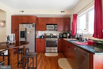 656 N 8th St in Philadelphia, PA - Building Photo - Building Photo