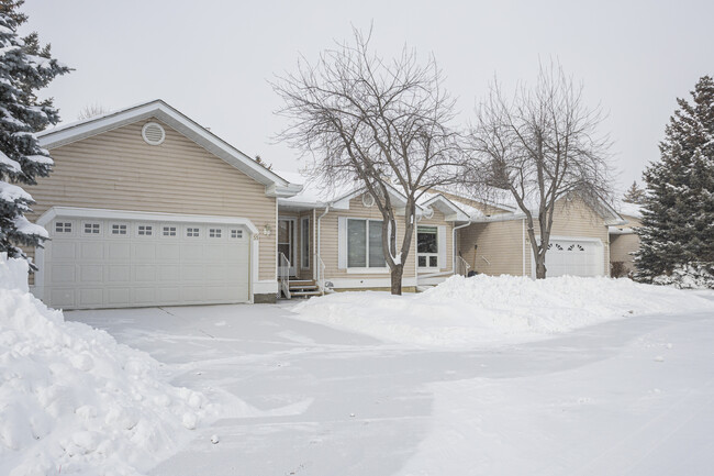 Deer Valley Villas in Calgary, AB - Building Photo - Building Photo