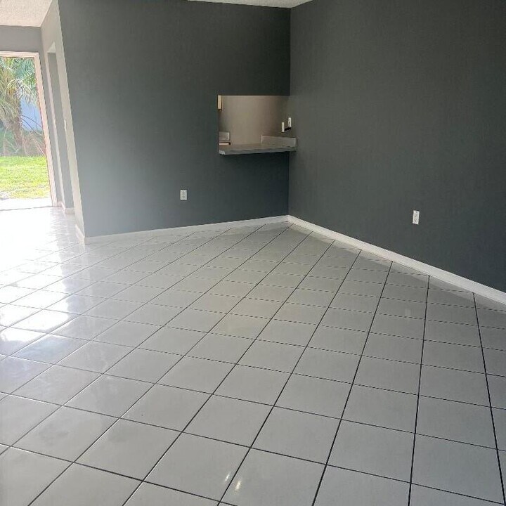 6106 Forest Hill Blvd in West Palm Beach, FL - Building Photo