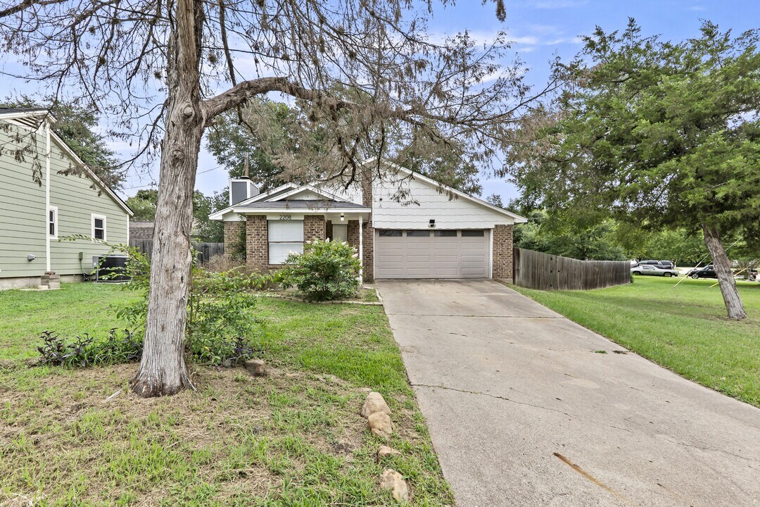 2208 Lobo Dr in Bryan, TX - Building Photo