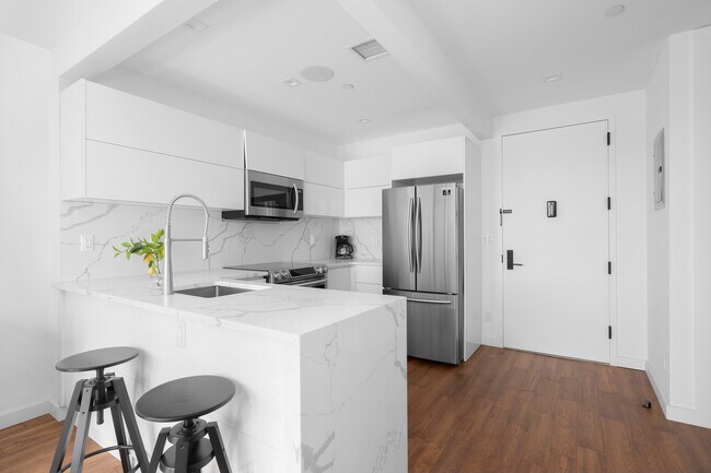 27-04 Astoria Blvd in Queens, NY - Building Photo - Building Photo
