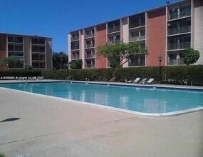 8610 N Sherman Cir, Unit 302 in Miramar, FL - Building Photo - Building Photo