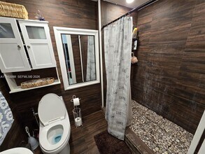 110 W 53rd St in Hialeah, FL - Foto de edificio - Building Photo