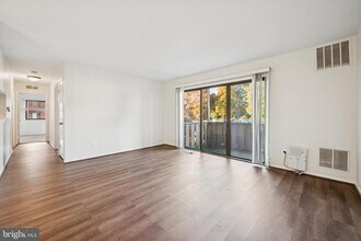 1001 Woodhollow Dr in Evesham, NJ - Building Photo - Building Photo