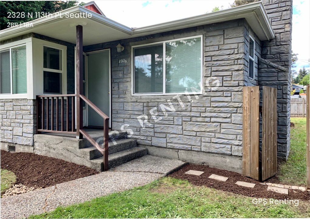 2328 N 113th Pl in Seattle, WA - Foto de edificio