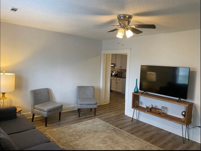 property at 1429 W Deane St