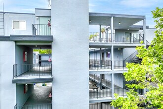 455 Crescent St Condominiums in Oakland, CA - Building Photo - Building Photo