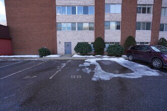 22 Chestnut Pl, Unit 403 in Brookline, MA - Building Photo - Building Photo