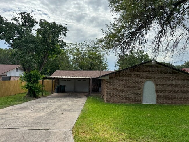 102 Dalewood Dr in Converse, TX - Building Photo - Building Photo