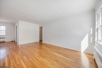 14 Wedgewood Dr in Verona, NJ - Building Photo - Building Photo