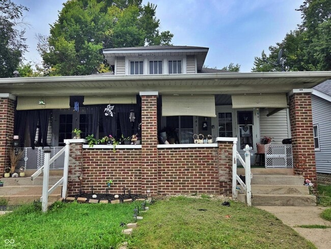 property at 942 N Bradley Ave