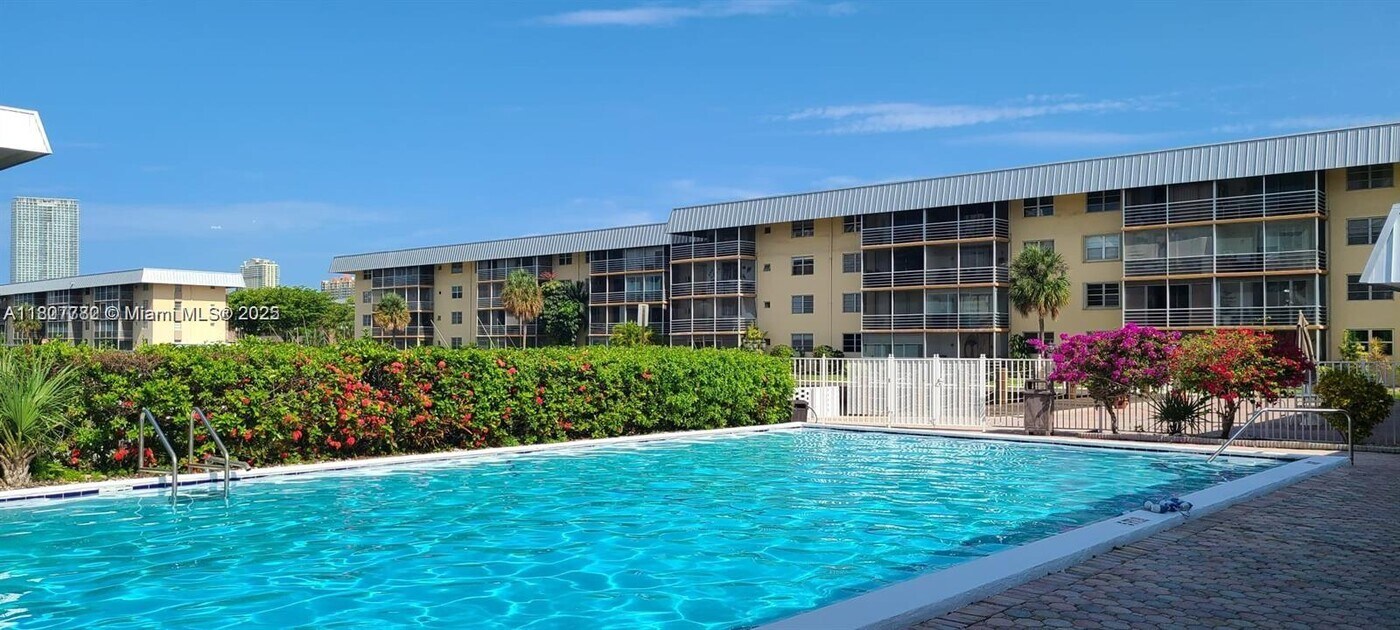 3550 NE 169th St in North Miami Beach, FL - Building Photo