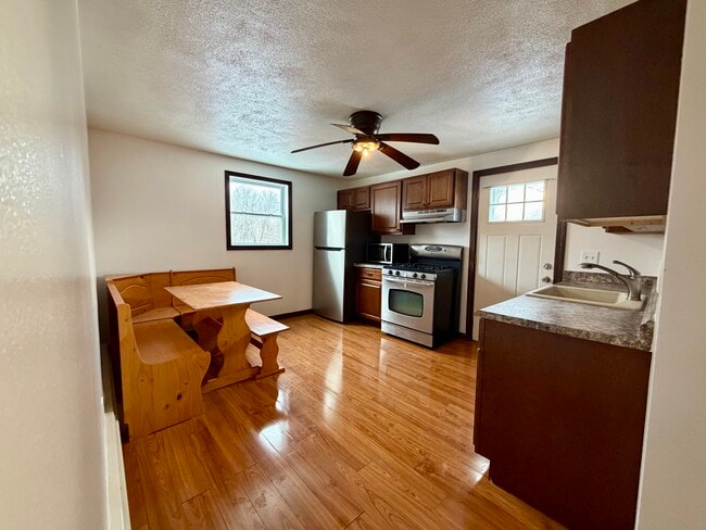 87 Hollis St, Unit 2nd Flr in Lowell, MA - Building Photo - Building Photo