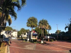 9421 Fontainebleau Blvd in Miami, FL - Building Photo - Building Photo