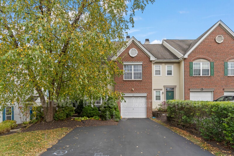 221 Lookout Pl in Wayne, PA - Building Photo