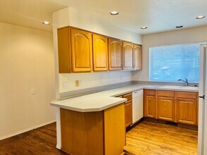 830 NE 71st Ave in Hillsboro, OR - Building Photo - Building Photo