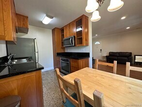 8521 Villa La Jolla Dr-Unit -A in San Diego, CA - Building Photo - Building Photo